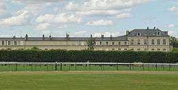 Les maisons des officiers et l'hôtel Lovenjoul à droite, vus depuis la pelouse de l'hippodrome