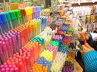 Assortiment de stylos dans un magasin