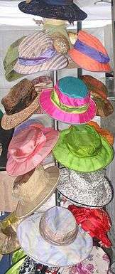 Porte-chapeau orné de multiples chapeaux