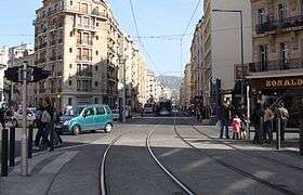 Des rails à gorge (type « Broca »), en ville, sur une ligne de tramway