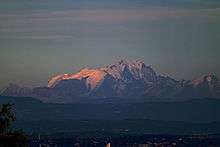 Vue du mont Blanc le soir depuis l'Ouest lyonnais en août 2011