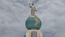La statue emblématique de Jésus-Christ dans la fosse du globe planétarium fait partie du Monumento al Divino Salvador del Mundo (Monument au Divin Sauveur du monde) sur la Plaza El Salvador, un point de repère situé dans la capitale San Salvador. Il est un symbole qui identifie et représente à la fois le Salvador et les Salvadoriens à travers le monde.