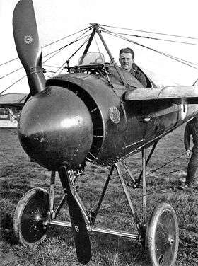 Un Morane Saulnier avec une mitrailleuse et les plaques déflectrices sur l'hélice.