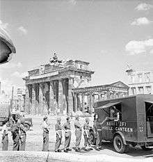 Cantine mobile de la NAAFI (Navy, Army and Air Force Institutes) anglaise à Berlin en 1945.