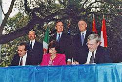 Signature de l'Accord de libre-échange nord-américain, en 1992, auquel appartient le Canada.