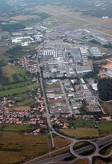 Vue aérienne de l'Aéroport Nantes Atlantique au fond, avec au premier plan la zone industrielle voisine, abritant le site d'Airbus industrie.