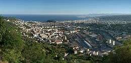 Vue depuis le nord de la ville. Au 1er plan, la cité HLM de Pasteur, la colline de Cimiez, au second plan Nice-Ville, et en arrière-plan la baie des Anges.