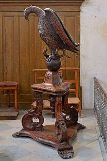 Aigle-lutrin dans l'église Sainte-Hélène - Orval, Manche.