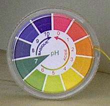 Papier indicateur de pH, pour évaluer grossièrement l'acidité d'une solution aqueuse.