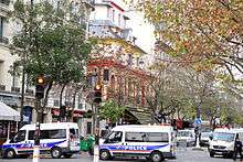 Camions de police devant la salle du Bataclan, le lendemain des attentats.