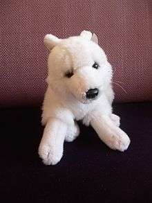 Peluche représentant un renardeau blanc