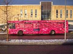 Cet autobus témoigne du caractère envahissant autant que créatif de la publicité dans notre environnement quotidien.