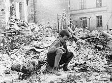 Enfant dans les ruines de Varsovie.