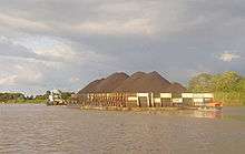 Barge de transport de charbon.