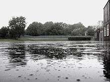 Pluie tombant dans une flaque d'eau.