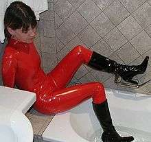 Une femme en catsuit rouge.