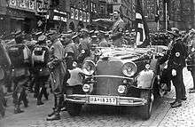 Hitler en parade à Nuremberg, novembre 1935. Aux congrès annuels du Parti culmine la ferveur populaire à la fois obligatoire et authentique autour de lui.