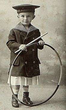 Enfant avec cerceau.Strasbourg, années 1900.