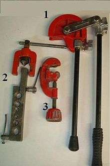 Outillage de plomberie.1: cintreuse2: matrice à collets battus3: coupe tube