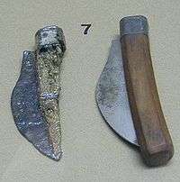 Couteau pliant romain et reproduction moderne.