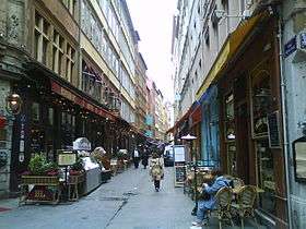 La rue Mercière, jalonnée de restaurants, est un haut lieu touristique de Lyon.