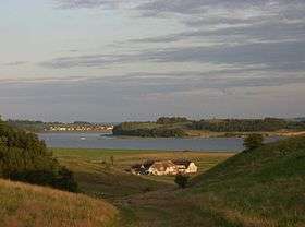 Paysage de la baie avec le village de Groß Zicker