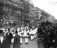 Les bigophones belges du Soutien de Saint Gilles défilent à Paris le jeudi de la Mi-Carême 24 mars 1927[219].