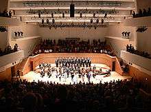 La salle Pleyel : un line array suspendu (au centre).