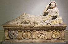 Sarcophage de Larthia Seianti, en terre cuite peinte. Retrouvé en 1877 près de Chiusi, il date de 180-170 avant notre ère. Musée archéologique de Florence.