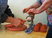 Fabrication traditionnelle de saucisses.