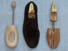 De gauche à droite : embauchoir simple en bois, embauchoir dans une chaussure et embauchoir universel en cèdre.