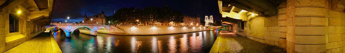 Vue panoramique de la Seine avec le pont Saint-Michel à gauche et Notre-Dame de Paris à droite.