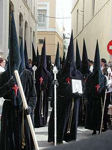 Nazarenos de la Hermandad de la Carretería lors de la Semana Santa à Seville