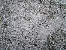 Accumulation de granules de glace au sol