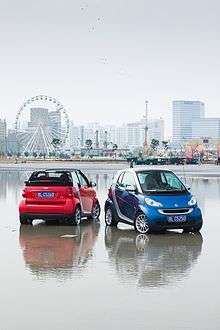 Une Smart Fortwo mhd cabriolet (à gauche) et d'un Smart Fortwo mhd coupé (à droite)