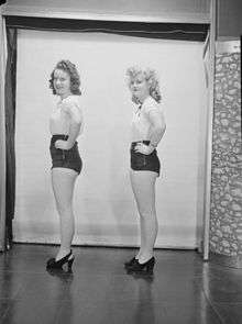 Deux jeunes Québécoises portant shorts, chemisiers et talons hauts en 1945.