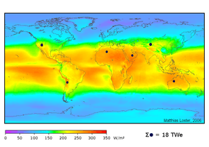 Atlas solaire mondial : les couleurs indiquent le rayonnement solaire, en moyenne, des années 1991 à 1993 (24 heures/jour), sur la base des données des satellites météorologiques. Le rayonnement dans les régions sous les points foncés peuvent fournir toute la consommation d'énergie pour le monde entier si ces régions étaient couvertes de panneaux solaires d'une efficacité de 8 %.
