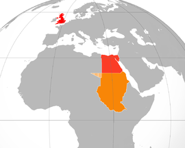 Carte simplifiée de l'hémisphère Nord, avec la partie euro-africaine, avec la Grande-Bretagne en rouge vif, l'Égypte en rouge clair et le Soudan anglo-égyptien en orange. La partie du Condominium cédée à la Libye en 1919 est hachurée.