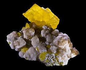 Soufre cristal jaune sur un minerai sicilien de l'Etna.