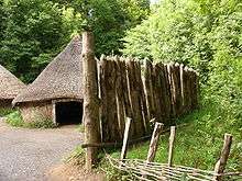 Reconstitution de la palissade d'un village celte.