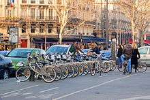 Station Vélib' place de la Bastille, avec pistes cyclables.