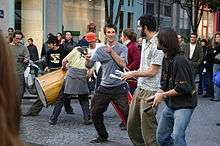 Musiciens dans un spectacle de rue à Paris en 2004