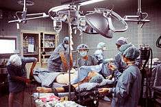 Salle d'opération en bloc opératoire. Préparation du patient (1978).