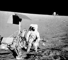 Charles Conrad (Apollo 12) et la sonde Surveyor 3 sur la surface lunaire.