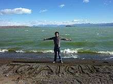 Un tchatcheur pose sur les rives du lac Argentino à El Calafate en Argentine et exprime tout son respect envers ce que certains qualifieront de bagou, papotage, palabre, bla-bla, bref la tchatche.