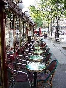 Terrasse de café parisien.