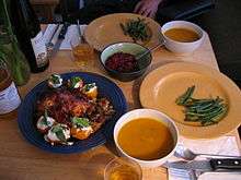 Table dressée pour un repas.