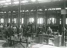 Atelier de tournage-ajustage pour réparer des locomotives dans les années 1920 en Italie.