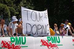 Spectateurs du Tour dénonçant le dopage