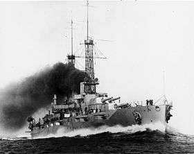 L'USS New York, avec ses tourelles doubles de 356 mm, et ses mats en treillis caractéristiques des cuirassés de l'US Navy des années 1910-1920